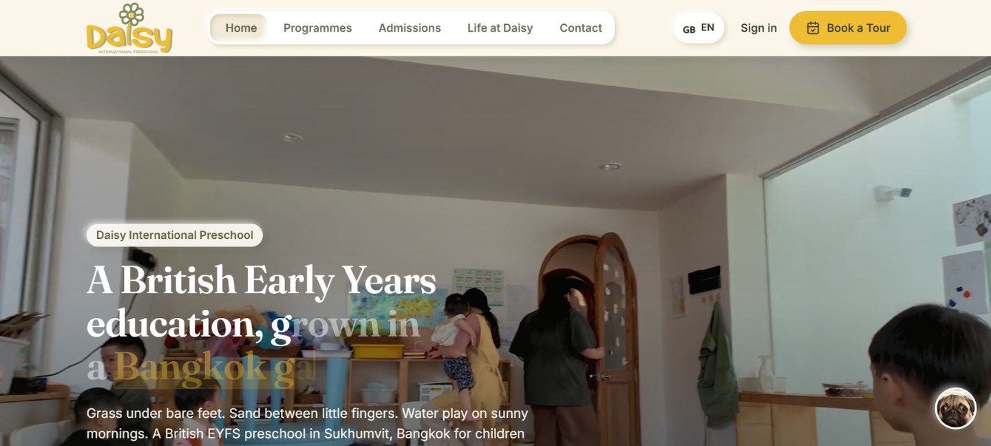 หน้าแรกเว็บไซต์โรงเรียนอนุบาลหลักสูตรอังกฤษ Daisy International Preschool บนจอ desktop แสดงภาพเด็กเล็กกับครูในสวนของโรงเรียน